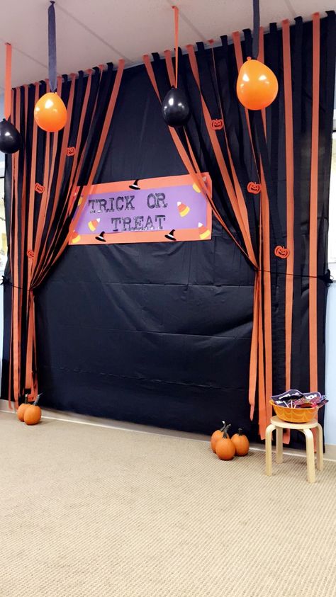 Halloween Photo Booth Halloween Stall Decorations, Halloween Carnival Photo Booth, Homemade Halloween Photo Booth, Photo Booth Ideas Halloween, Halloween Carnival Photo Backdrop, Halloween Back Drop For Pictures, Halloween Decorations Photo Backdrop, Halloween Diy Backdrop Ideas, School Halloween Photo Backdrop