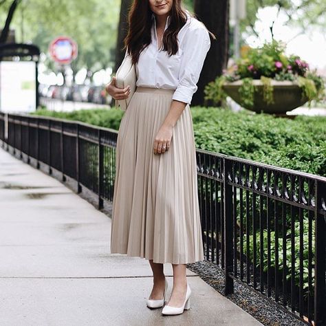 The always-appropriate white shirt plays nicely with a long pleated skirt. #OwnYourOxford (📸:@katyacurso) #MadeWithSupima… White Pleated Skirt Outfit Summer, White Pleated Skirt Outfit, Pleated Skirt Outfit Summer, Skirt Outfit Summer, Long Midi Skirt, Pleated Skirt Outfit, White Long Skirt, White Pleated Skirt, Midi Skirt Outfit