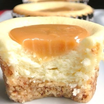 Caramel Cheesecake Bites @keyingredient #cheese #caramel #cheesecake Easy Caramel Cheesecake, Caramel Cheesecake Bites, Cupcake Cheesecake, Cheesecake Caramel, Salted Caramels, Cheesecake Bites Recipe, Biscuits Graham, Gluten Free Cheesecake, Vanilla Caramel