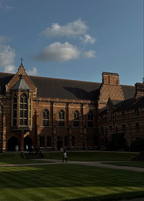 Oxford Student Aesthetic Outfit, Oxford Graduation Aesthetic, Old Money University Aesthetic, Oxford University Student Aesthetic, Oxford Uni Aesthetic, University Of Oxford Aesthetic, Old University Aesthetic, Oxford Aesthetic University, Oxford Student Aesthetic