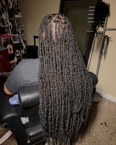 Infinity Soft Locs, Knotless Boho Soft Locs, Infinity Locs Styles, Infinity Locs With Curls, Infinity Locs Black Women, Disstresed Locs Hairstyles, Disstresed Locs, Waist Length Butterfly Locs, Bonita Infinity Locs