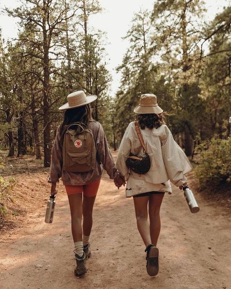 Biking Outfits, Granola Girl Outfits, Social Media Specialist, Cute Hiking Outfit, Hiking Fits, Granola Girl Aesthetic, Backpack Outfit, Digital Marketing Seo, Summer Hiking Outfit