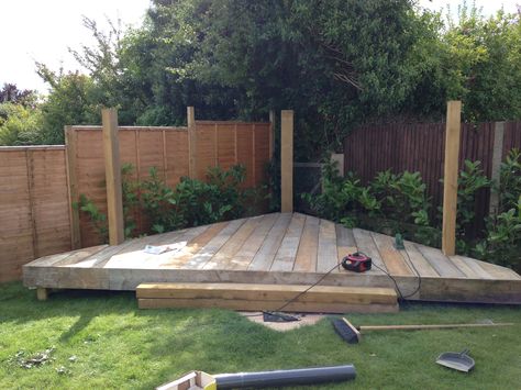 Scaffold triangular decking area Pagoda Garden, Garden Seating Area, Decking Area, Diy Lawn, Outdoor Seating Area, Back Garden Design, Garden Makeover, Outdoor Gardens Design, Small Outdoor Spaces