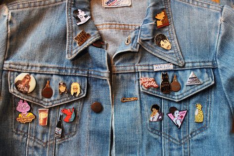 DIY customized denim jackets: Pins on Denim Jacket by Skinny Dip Diy Denim Jacket Ideas, Denim Jacket Ideas, Jeans Skirt Outfit, Denim Jacket With Patches, Pins On Denim Jacket, Diy Clothes Storage, Denim Pins, Customised Denim Jacket, Diy Clothes Rack