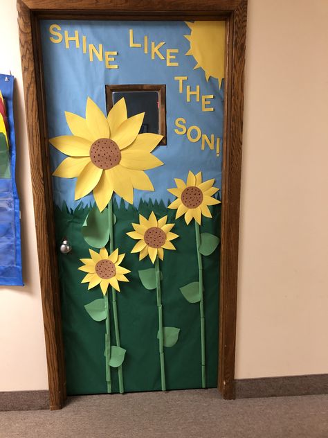 Classroom Sunflower Decor, Sunflower Classroom Door Ideas, Sunflower Door Decor Classroom, Sunflower Classroom Door, Sunflower Classroom, Teacher Appreciation Crafts, Teacher Appreciation Door Decorations, Spring Classroom Door, Hallway Decorations