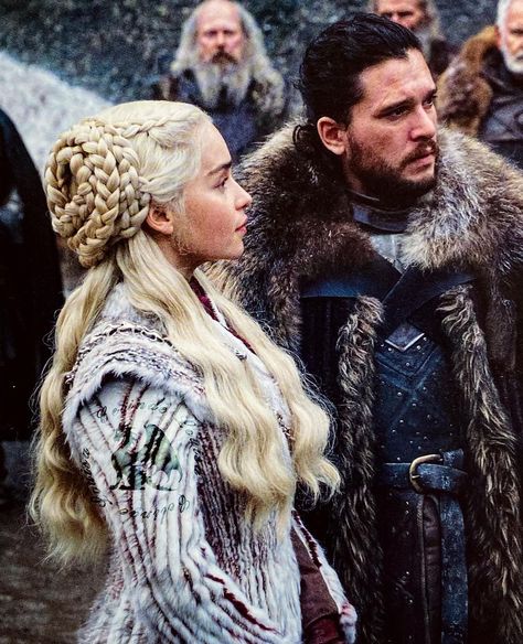 Celinde Louisa on Instagram: “Daenerys at Winterfell. Personal photo scan.” Daenerys Targaryen And Jon Snow, Kit And Emilia, Daenerys And Jon, Jon Snow And Daenerys, Daenerys Stormborn, Aegon Targaryen, Game Of Thrones 3, Game Of Thrones Artwork, Game Of Thrones Dragons