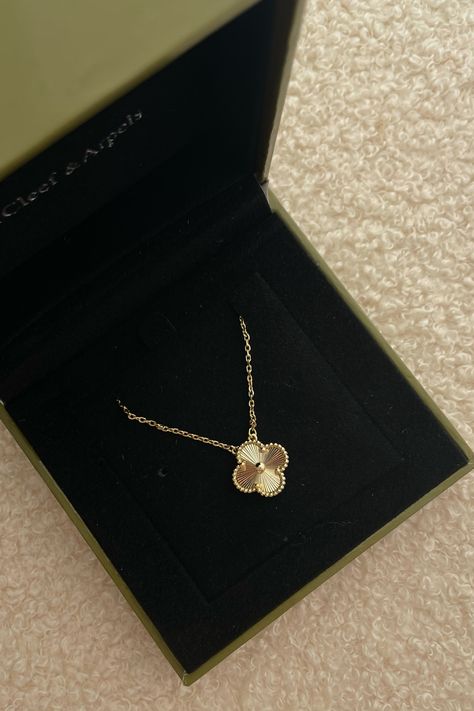 Gold Necklace Van Cleef, Van Cleef Ring Gold, Van Cleef And Arpels Jewelry Aesthetic, Van Cleef Jewelry, Van Cleef Necklace, Gold Vans, Van Cleef And Arpels Jewelry, Van Cleef And Arpels, Pretty Jewelry