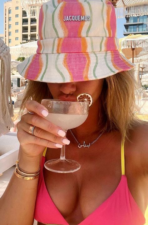 @emilyshak @womanslook Jacquemus Bucket Hat Outfit, Bucket Hat Outfit Summer, Jacquemus Bucket Hat, Hat Outfit Summer, Summer Beach Outfits, Bucket Hat Outfit, Mermaid Vibes, Summer Beach Outfit, Trendy Summer Outfits