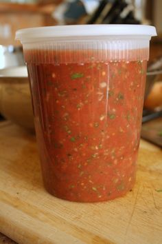 Pioneer woman salsa, uses canned tomatoes Easy Homemade Salsa Recipe, Mexican Dip, Easy Homemade Salsa, Pesto Dip, Salsa Guacamole, Homemade Salsa Recipe, Salsa Dip, Pioneer Woman Recipes, Homemade Salsa