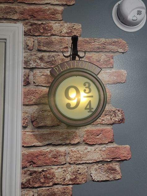 Serotonin Decor, Harry Potter Room Decor Bedroom Ideas, Hogwarts Decorations, Harry Potter Living Room, Hogwarts Bedroom, Hogwarts Interior, Harry Potter Themed Bedroom, Harry Potter Weekend, Hogwarts Room