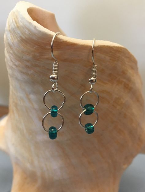 Simple Bead Earrings Diy, Handmade Earing Design, Ear Rings Handmade, Handmade Earrings With Beads, Beaded Diy Earrings, Homemade Bead Earrings, Funky Jewelry Earrings, Bead Wire Earrings, Beaded Earing Diy