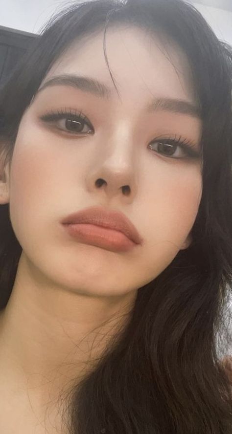 Brown Korean Makeup, Approachable Makeup Look, Korean Smoky Makeup, Brown Eyeshadow Makeup Looks, Natural Makeup Korean, Manhwa Makeup, Muted Makeup, High Contrast Makeup, Small Forehead