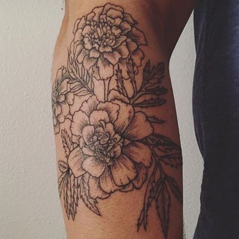 Marigold Tattoos, Marigold Tattoo, Native American Tattoo, Mushroom Tattoos, Beautiful Flower Tattoos, Flower Tattoo Arm, Birth Flower Tattoos, Botanical Tattoo, Poke Tattoo