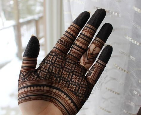 4,188 Likes, 33 Comments - Camille — Henna CKG (@hennackg) on Instagram: “Loving this grid pattern I took from @maplemehndi ❤” Mehndi Designs 2018, Mehndi Design Pictures, Very Simple Mehndi Designs, Modern Mehndi Designs, Full Mehndi Designs, Mehndi Designs Front Hand, Bridal Mehendi Designs, Full Hand Mehndi Designs, Japanese Tattoos