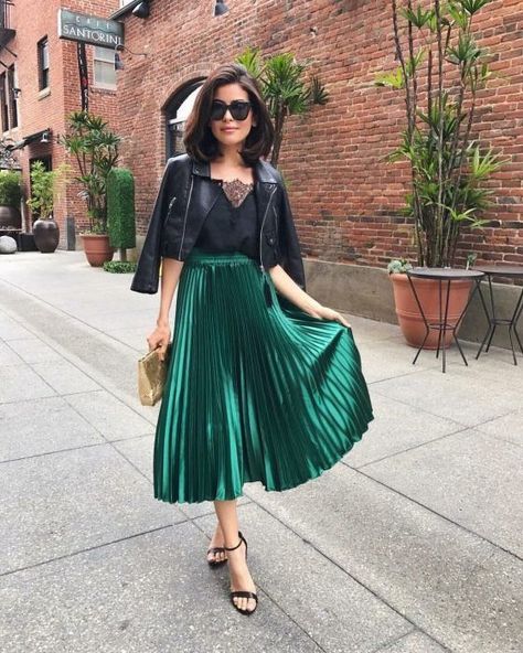 Dark Green Skirt Outfit, Green Skirt Outfit Ideas, Metallic Skirt Outfit, Green Skirt Outfit, Pleated Skirt Outfit Ideas, Green Skirt Outfits, Dark Green Skirt, Green Pleated Skirt, Rok Outfit