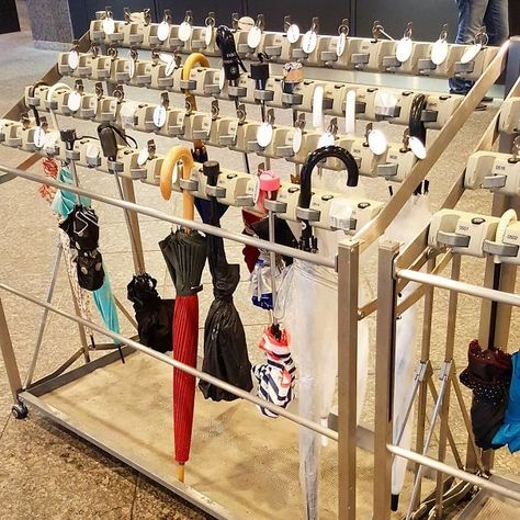 Another Great Japanese Invention: Umbrella Lockers. So You Don't Have To Carry Them Around Inside A Building And Nobody Takes Yours 'Accidentally' Japanese Gadgets, Japanese Inventions, Umbrella Rack, Big Umbrella, Hall Trees, Capsule Hotel, Amazing Technology, Umbrella Stands, Narita