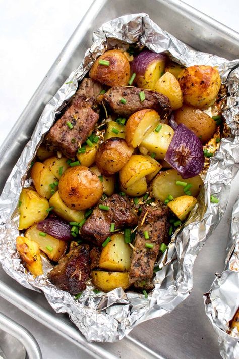 Veggie Foil Packets, Vegetable Foil Packets, Steak Foil Packets, Foil Packet Potatoes, Foil Meals, Steak And Potatoes, Foil Pack Dinners, Garlic Steak, Steak Potatoes