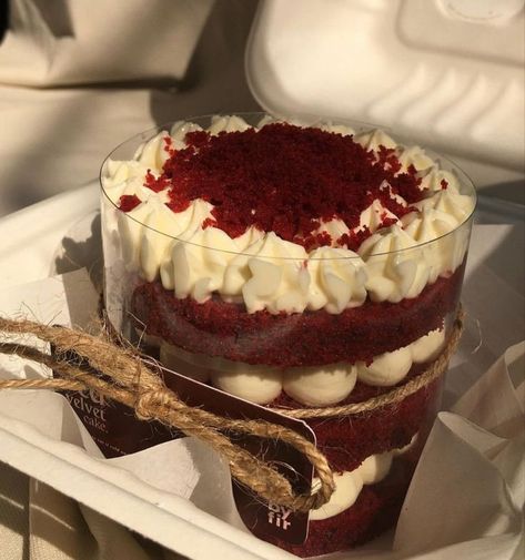 Red Velvet Cheesecake Aesthetic, Red Desserts Aesthetic, Red Velvet Cake Strawberries, Red Velvet Cake Aesthetic Korean, Red Velvet Aesthetic Cake, Red Dessert Aesthetic, Cute Red Velvet Cake, Red Velvet Cake Decoration Ideas, Velvet Cake Aesthetic