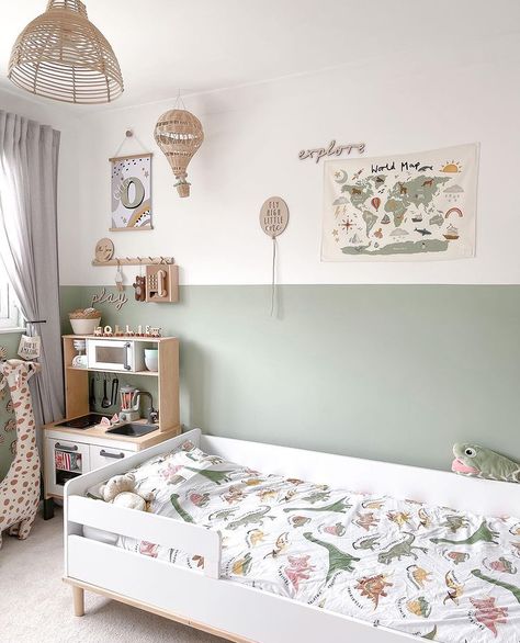 Green Bedroom Kids, Light Green Boys Room, Sage Green Childs Bedroom, Green Toddler Room Girl, Sage Green Kids Room, Sage Green Toddler Room, Kids Room Green, Sage Green Kids Bedroom, Green Childrens Bedroom