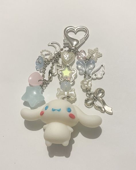 Cute Sanrio Accessories, Cute Trinkets, Making Keychains, Sanrio Jewelry, Sanrio Keychain, Charms Keychain, Cinnamoroll Sanrio, Cute Keychains, Diy Beaded Rings