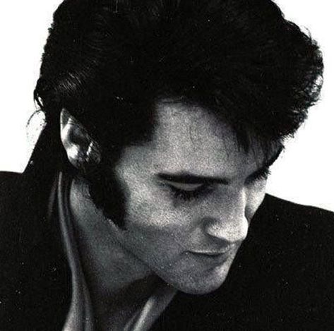 Graceland Memphis, Elvis Presley Pictures, Elvis And Priscilla, Elvis Presley Photos, Andrew Lincoln, Austin Butler, Music Legends, Graceland, White Photo