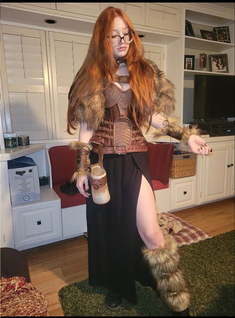 Viking Sheild Maden Outfit, Viking Festival Outfit, Viking Cosplay Female, Womens Viking Costume Diy, Viking Costume Female Diy, Vikings Outfit, Female Viking Costume, Medieval Bar, Viking Outfits