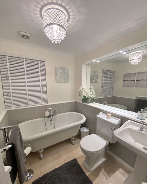 Beautiful grey and cream bathroom using a traditional bathroom suit, classic tongue Navy And Cream Bathroom, Grey And Cream Bathroom, Bathroom Cream, Grey Bathroom Ideas, Dark Gray Bathroom, Spare Bathroom, Cream Bathroom, Suite Ideas, Yellow Bathroom