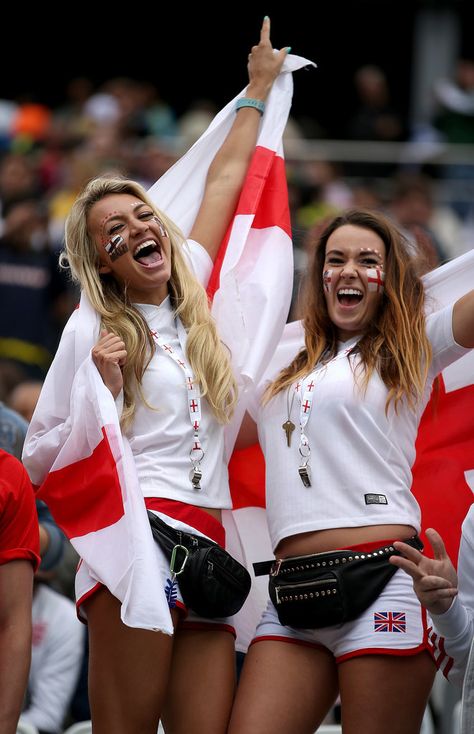 England fans cheered ahead of the game against Uruguay in Brazil. Kinds Of Emotions, World Cup Fans, England Fans, American Football Players, Photo Insta, England Football, Soccer World, International Football, Soccer Fans