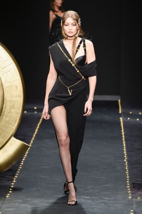 Versace | Ready-to-Wear - Autumn 2019 | Look 61 Couture Ready To Wear, Fashion Design Ideas, Outfit References, Gigi Bella, Brooklyn Baby, Bella Hadid, Runway Fashion, Fashion News, Versace