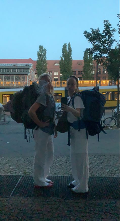 Tågluff interrail Europa Summer Berlin Hostel Backpacking Europe Outfits Fall, Hostel Travel Aesthetic, Interailing Outfits, Berlin Summer Style, Back Packing Europe, Hostels In Europe, Backpacking Across Europe Aesthetic, Backpacking Across Europe, Interailing Aesthetic