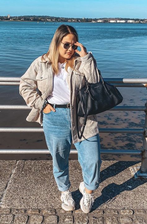 Sneaker Plus Size Outfit, Denim Jacket Outfit Midsize, Boyfriend Jeans Midsize, Tshirt And Jeans Outfit Midsize, Plus Size Barrel Jeans Outfit, Plus Size Urban Outfits, Plus Size Mom Jeans Outfit Winter, Midsize Baggy Jeans Outfit, Oversized Tshirt Midsize