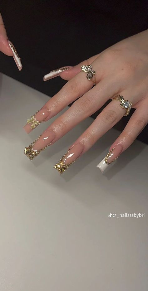 Almond Nails For New Years, Nails Designs With Initials, 21st Bday Nail Ideas, Gold Nail Inspo Acrylic, Bling Nails Gold, Fancy Nails Designs Classy, French Long Nails, Gold Nail Set, Buchona Nails