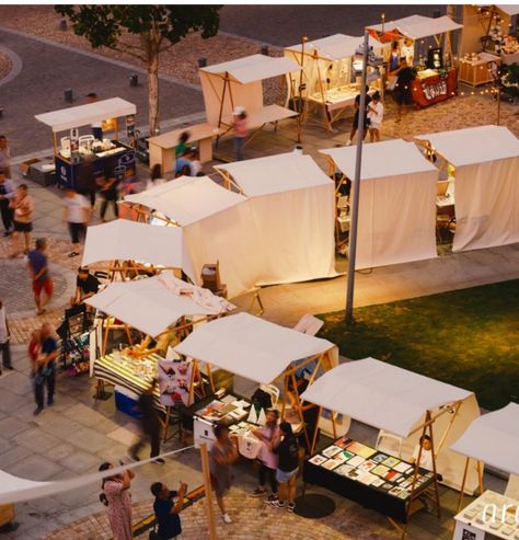 Urban Intervention Ideas, Open Air Market Design, Beach Festival Aesthetic, Market Booth Layout, Farmers Market Architecture, Outdoor Market Design, Market Place Design, Outdoor Community Space, Outdoor Market Booth Ideas