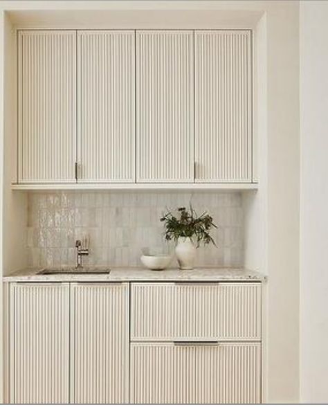 A trend we’re loving is Reeded and Fluted detailing✨These design features can transform ordinary surfaces into focal points by creating depth and visual interest. Reeded detailing typically involves a series of parallel grooves or ridges, while fluted designs are characterized by shallow, rounded grooves often seen in columns or trim. #kitchendecor #trending #reededcabinetry #design #home #housebeautiful #whitekitchen #kitchencabinets #kitchendesigner #brooklynkitchenshowroom #njkitchensh... Reeded Kitchen Cabinets, Fluted Kitchen Cabinets, Fluted Kitchen, Dry Bar Ideas, Fluted Cabinet, Brooklyn Kitchen, Wood Kitchen Cabinets, Dry Bar, Focal Points