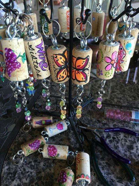 Wine Cork Keychain Diy, Cork Keychain Diy, Wine Cork Keychain, Cork Keychain, Wine Cork Jewelry, Purse Charms Diy, Cork Crafts Christmas, Diy Cork, Cork Ideas