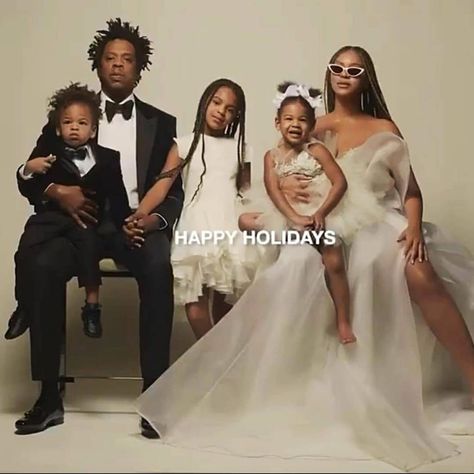 Bluebeybleed on Instagram: “THE CARTER FAMILY !!!!! 🙌🏾👑🙌🏾👑🙌🏾👑🙌🏾👑🙌🏾👑🙌🏾 #Beyoncé #bgkc #baddiebey #beyhive #beyonce  #giselle #knowles #carter #queen #queenofpop…” Beyonce Blonde Hair, Beyonce Style Outfits, Glam Family Photoshoot, Beyonce Hair Color, Beyonce Twin, Beyonce Photoshoot, Beyonce Family, Beyonce Braids, Carter Family