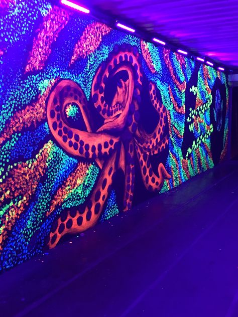 Uv Painting Wall, Black Light Mural, Kraken Mural, Blacklight Room, Trippy Flowers, Black Light Room, Immersive Design, Lounge Art, Uv Painting