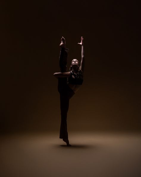 Paige in studio! So much talent. So much so, we had to take the opportunity to match it with some different creative lighting 😝 Dancer: @paigeemackenzie MUA: @danalajeunesse #dancebyakaiserphoto #yourdancephotographer #dancephotographer #dancephotography #sudburydancephotographer #dancephotoshoot #dancerlife #dancersofinstagram #torontodancer #legsfordays #dancephoto #dancereels Dancer Photography Contemporary, Dance Photoshoot Poses Jumps, Dance Photoshoot Ideas, Creative Dance Photography, Dance Pic, Dance Photoshoot, Studio Dance, Dance Photo Shoot, Dancer Photography