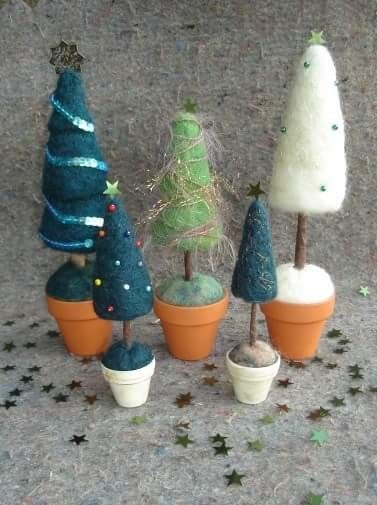 Needle Felted Christmas Trees, Needle Felt Christmas Decorations, Needle Felt Christmas Tree, Needle Felt Tree, Christmas Needle Felting Ideas, Needle Felted Christmas Decorations, Needle Felted Christmas Ornaments, Felted Trees, Needle Felt Christmas