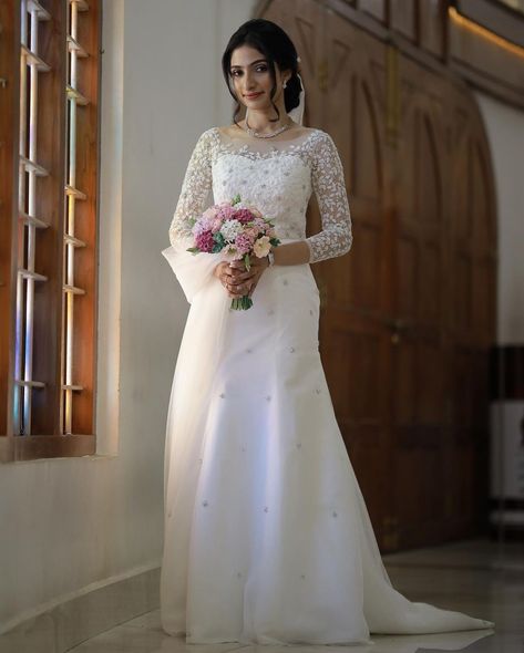 Kerala Christian Bride Gown, Christian Wedding Gowns, Christian Bridal Saree, Bride Reception Dresses, Hairstyles For Gowns, White Frock, Wedding Frocks, Christian Bride, Reception Dresses