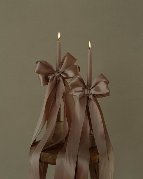 Candles With Bows, Bow Candle Holder, Hosting Decor, Christmas Hosting, Taper Candles Wedding, Year Aesthetic, Cute Christmas Ideas, Candle Ribbon, Holiday Inspo