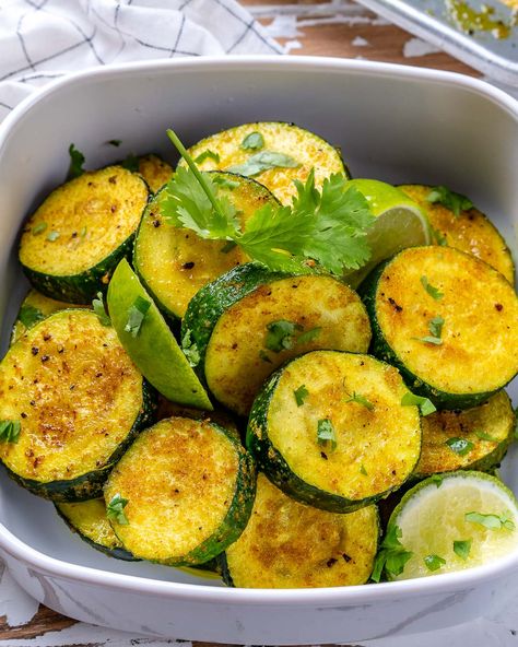 These Clean Eating Oven Curried Zucchini Rounds are DELISH! Curried Zucchini, Curry Zucchini, Zucchini In The Oven, Zucchini Rounds, Zucchini Lasagna, Vegetarian Curry, Clean Food Crush, Food Crush, Clean Food