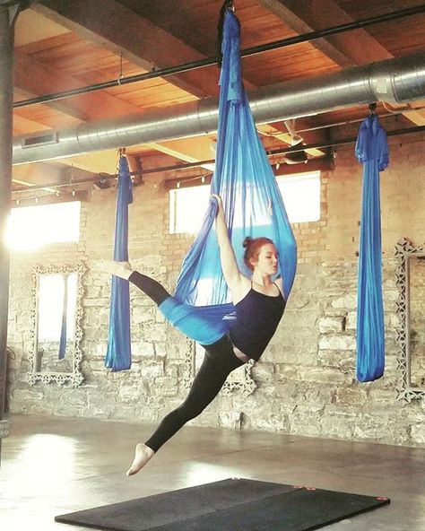 Photo Yoga, Yoga Trapeze, Air Yoga, Aerial Yoga Hammock, Aerial Yoga Poses, Yoga Hammock, Aerial Hammock, Different Types Of Yoga, Aerial Fitness