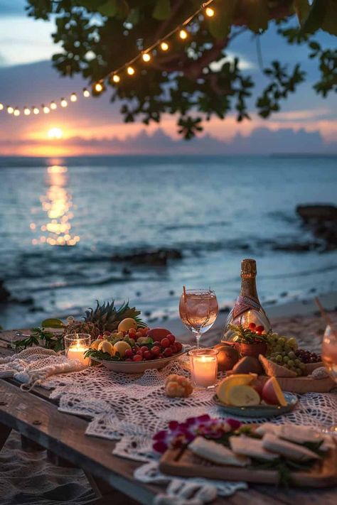 Birthday In Beach, Cottage With Friends, Boho Picnic Ideas, Dinner On Beach, Beach Dinner Party, Fall Picnics, Picnic Gathering, Beach Picnic Party, Simple Picnic