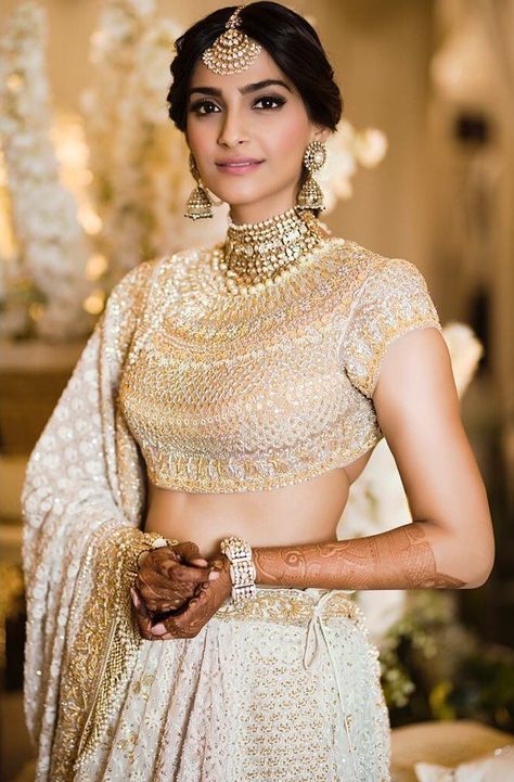 Golden Bridal Lehenga, Sonam Kapoor Wedding, भारतीय दुल्हन संबंधी, Mehendi Outfits, Mehndi Ceremony, Lehenga Style, Indian Bridal Hairstyles, Sonam Kapoor, Lehenga Designs