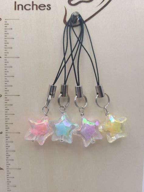 A holographic charm with a little colored star on the inside. Please note that while the inner star is a specific color the holographic effect will make it seem to change color in different lighting. Star Mobile, Image Swag, Crystal Stars, Funky Jewelry, Cute Keychain, Cute Charms, Phone Charm, Star Charms, Cute Jewelry