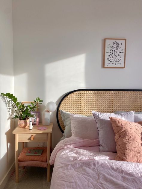 Bedroom Inspo Aesthetic Cozy, Bedroom Inspo Small Room, Small Bedroom Ideas Storage, Cozy Room Decor Small Bedrooms, Small Bedroom Ideas Cozy, Small Bedroom Aesthetic, Aesthetic Cozy Room, Pink Room Aesthetic, Small Bedroom Storage Ideas