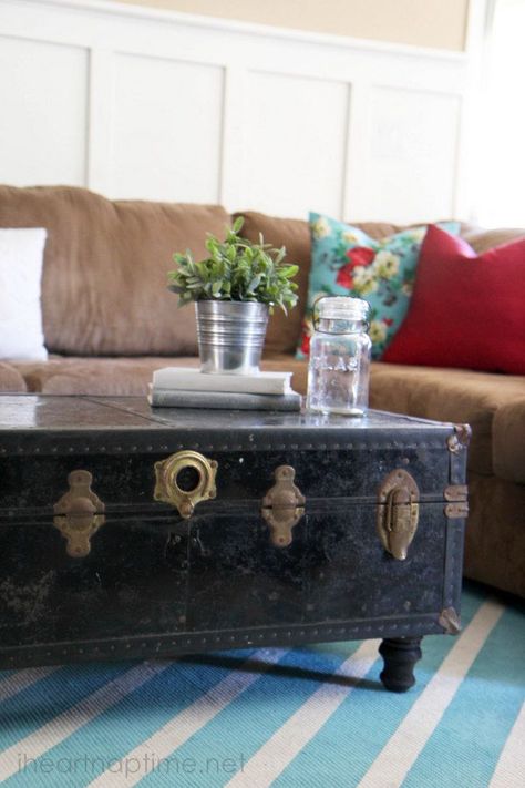 DIY:  How to turn an old chest into a coffee table - very simple tutorial! Upscaling Furniture, Coffee Table Alternatives, Traditional Coffee Table, Old Trunks, Old Chest, Coffee Table Trunk, Vintage Trunks, Painted Rug, Lodge Decor