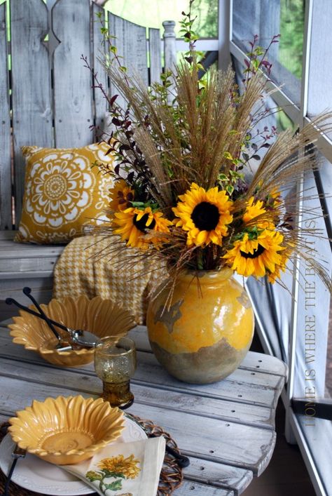 Sunflower accents are perfect for a porch table. Sunflower Home Decor, Deco Champetre, Sunflower Kitchen, Casa Country, French Country Decorating, Mellow Yellow, Rustic Design, Fall Thanksgiving, Decoration Table