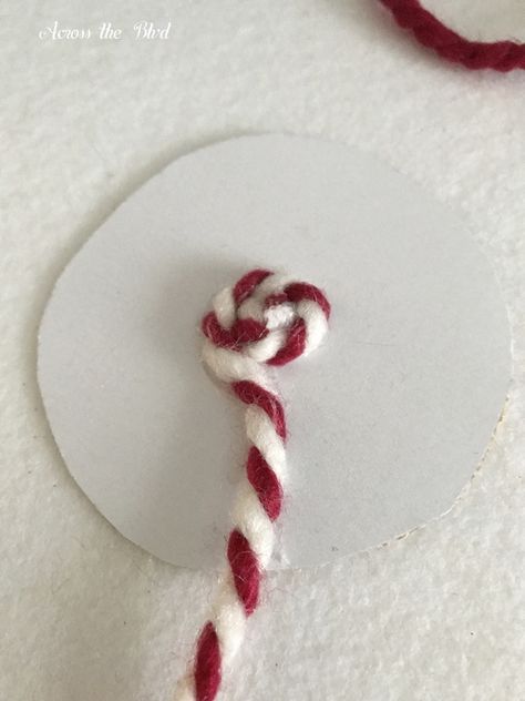 Yarn Lollipop Ornament, Yarn Lollipop, Candyland Costume, Christmas Diy Projects, Lollipop Christmas, Christmas Desk, Chirstmas Decor, Christmas Lollipops, Gingerbread Christmas Decor